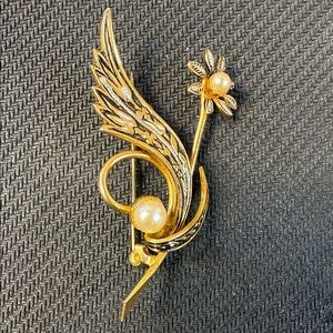 Vintage Gold tone w/ faux gold Pearl Floral Wing Brooch - Women's Jewelry